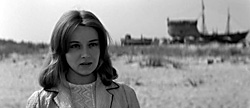 Кадр из фильма "Бегущая по волнам", 1967